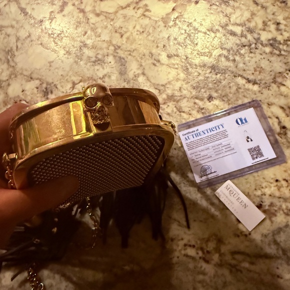 EXCELLENT McQueen Limited Edition MEGA Grail Skull Crossbody - Picture 4 of 9